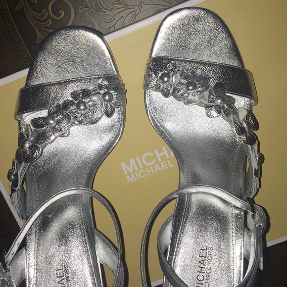 MICHAEL MICHAEL KORS ANKLE STRAP HEELS - Picture 4 of 8